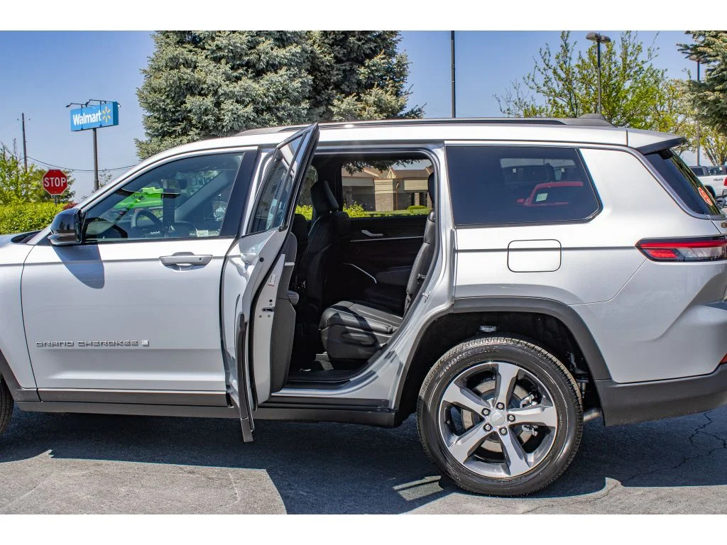 New 2026 SILVER ZYNITH Jeep Limited image 16