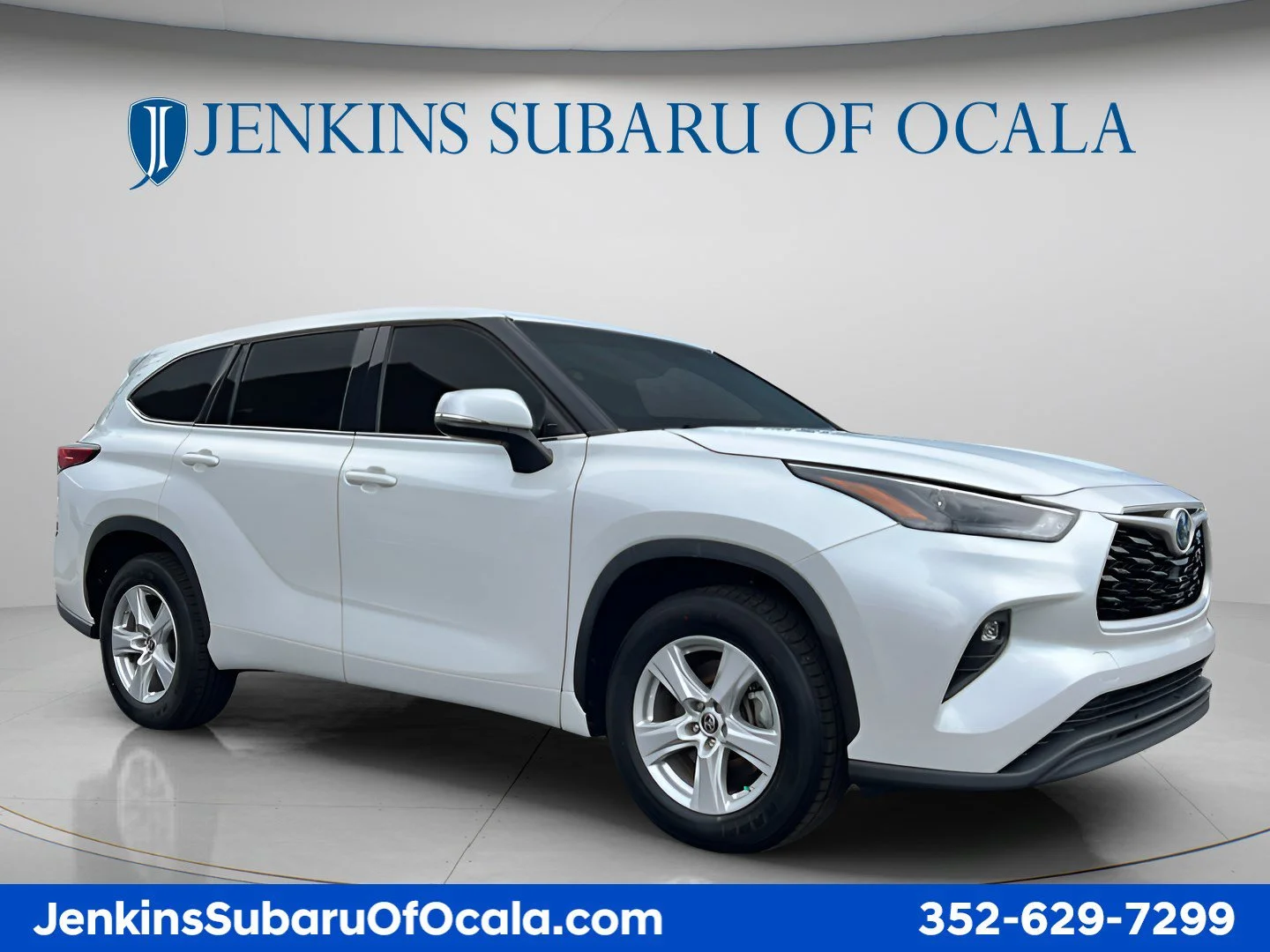 Used 2022 Pearl Toyota Hybrid LE image 1