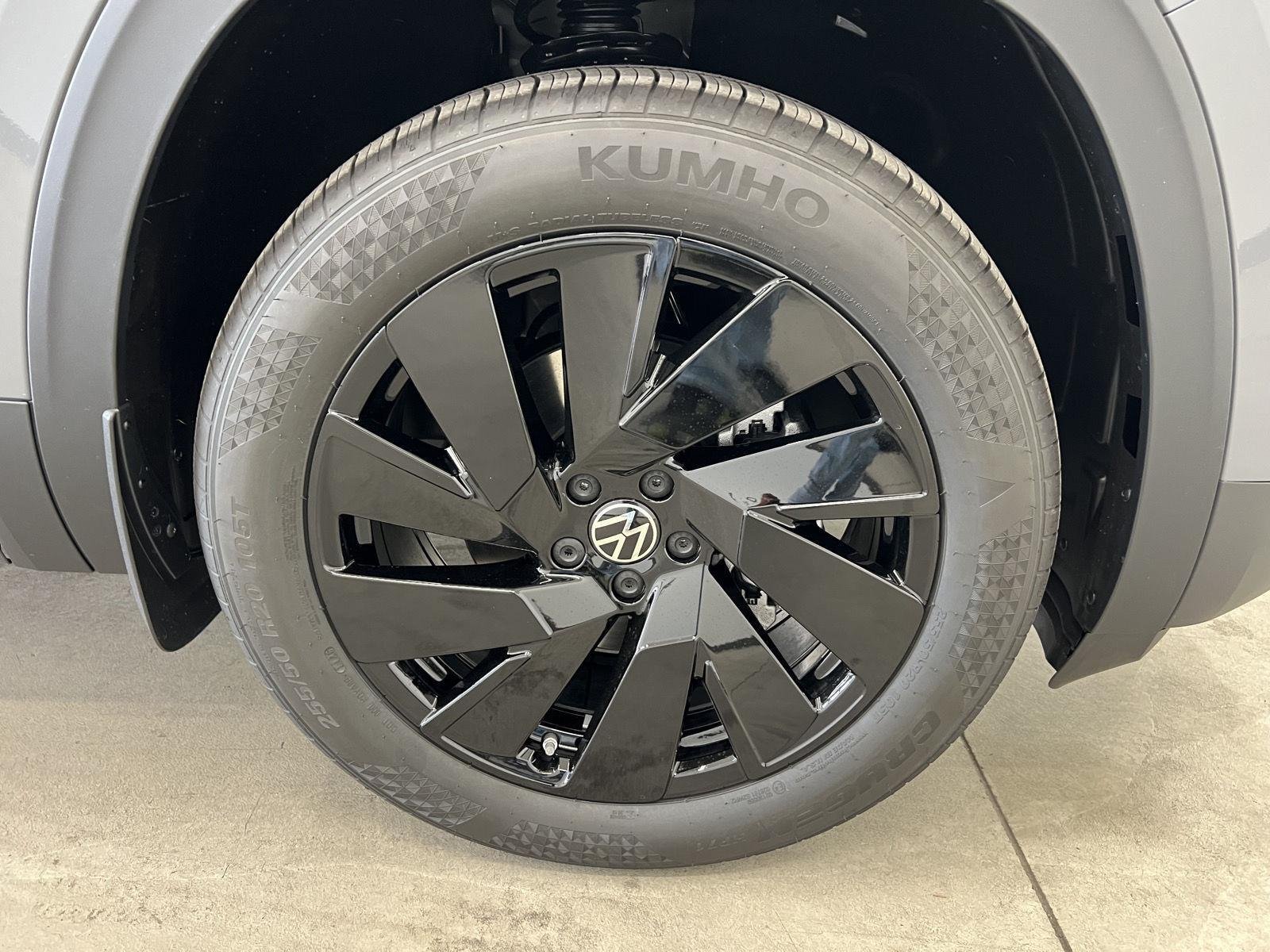 New 2026 pure gray Volkswagen 2.0T SE w/Technology image 8