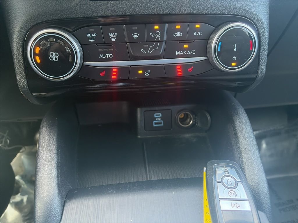 Used 2022 Silver Ford SE image 25