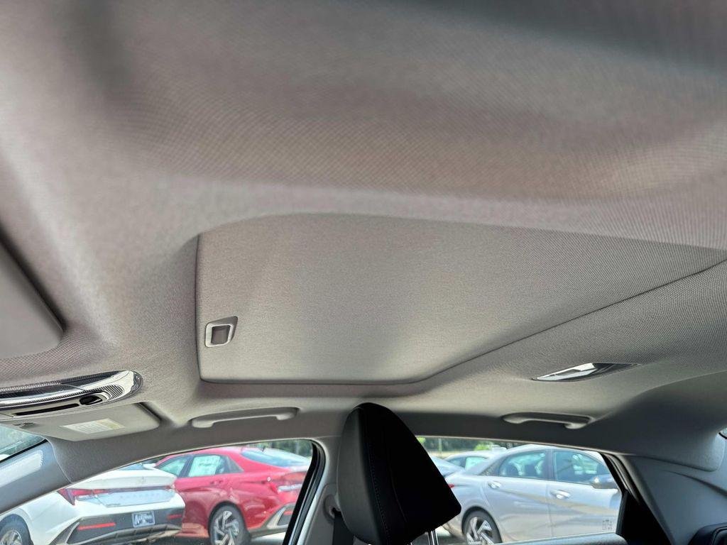 2025 Hyundai Elantra Limited - Photo 9