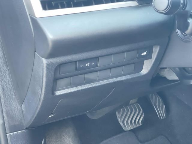 Used 2024 White Mitsubishi SE image 19