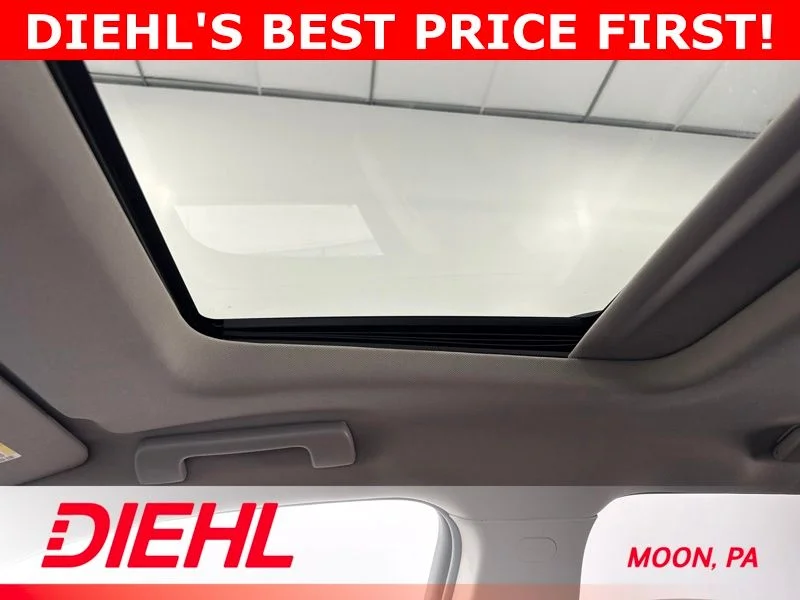 Used 2017 White GMC SLT image 34