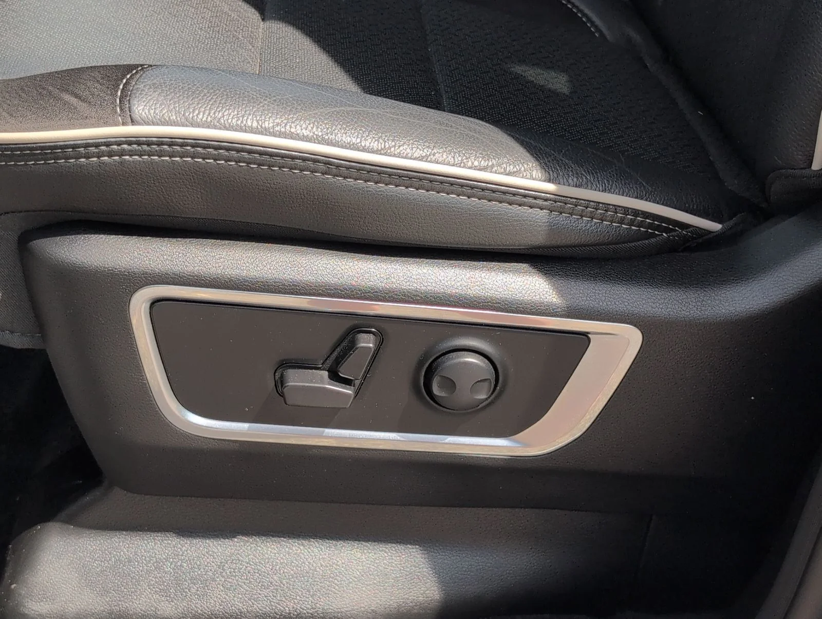 Used 2025 White Ram Laramie image 11