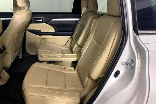 Used 2015 White Toyota XLE V6 image 3