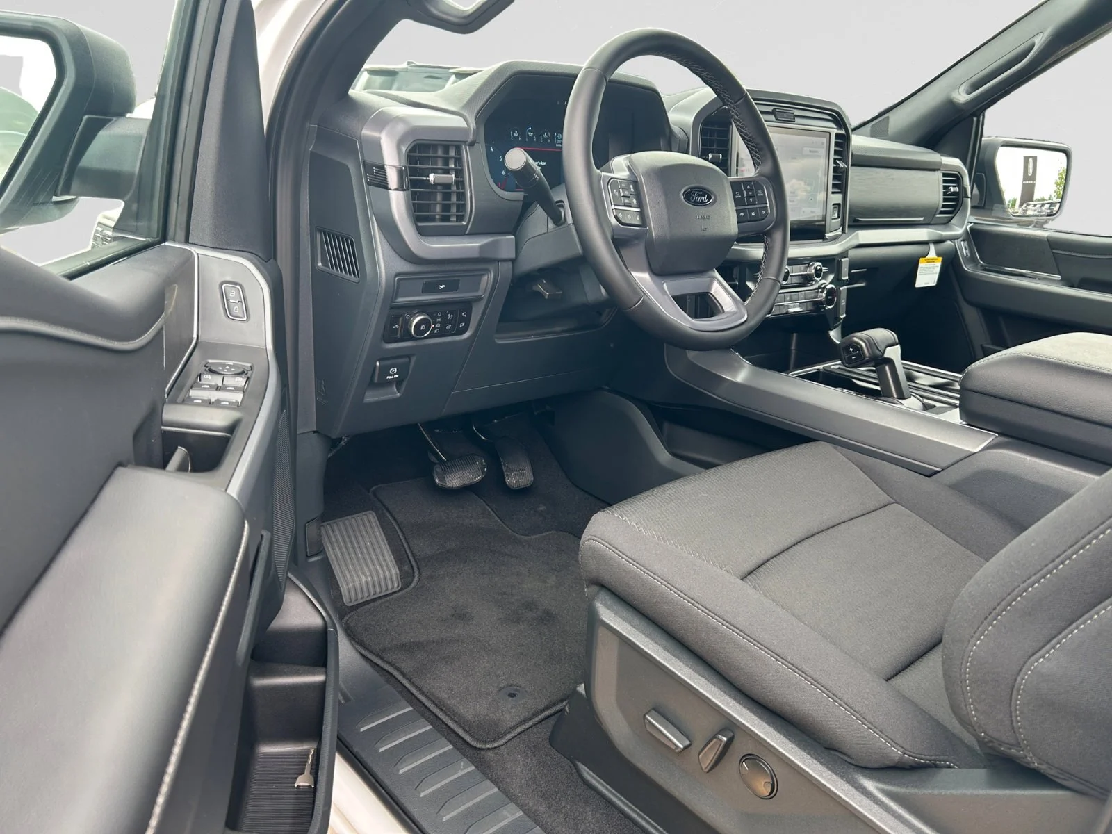 New 2026 Oxford White Ford XLT image 13