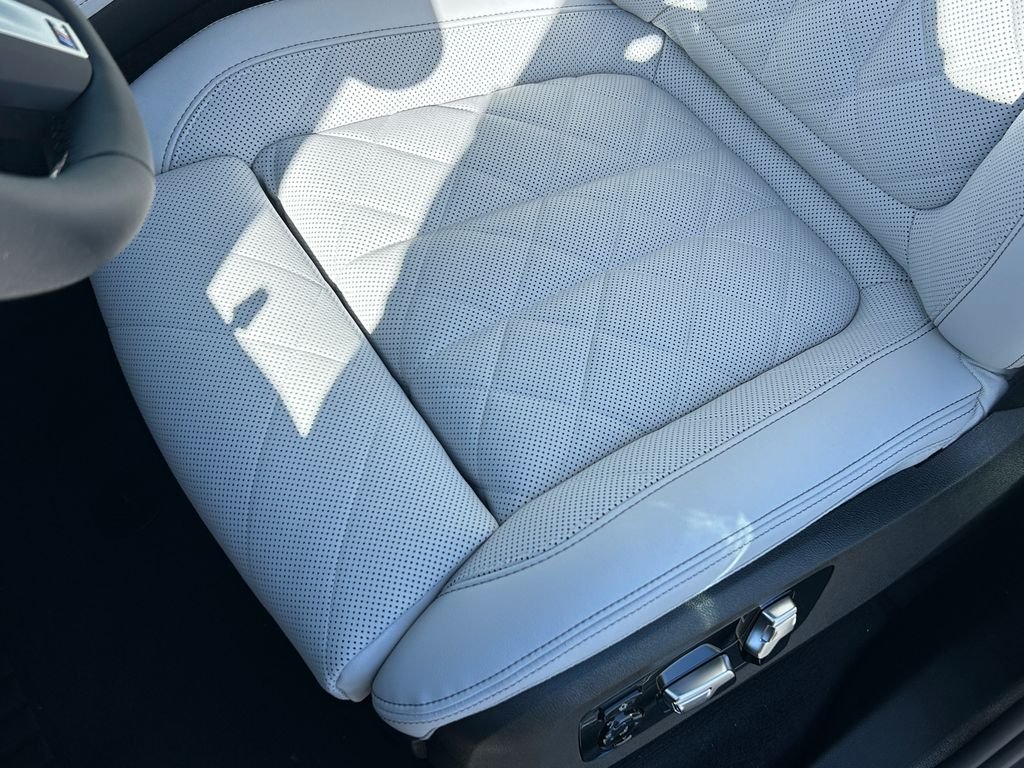 New 2026 Dravit Grey Metallic BMW xDrive50e image 15