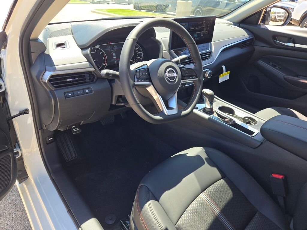 New 2026 Pearl White TriCoat / Super Black Two-tone Nissan SR image 19