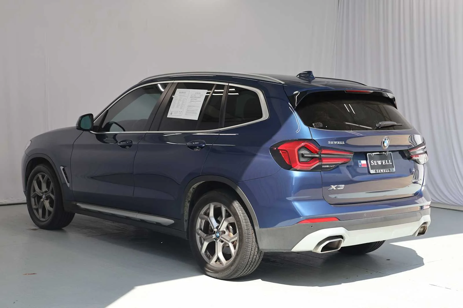 Used 2022 Phytonic Blue Metallic BMW sDrive30i image 5