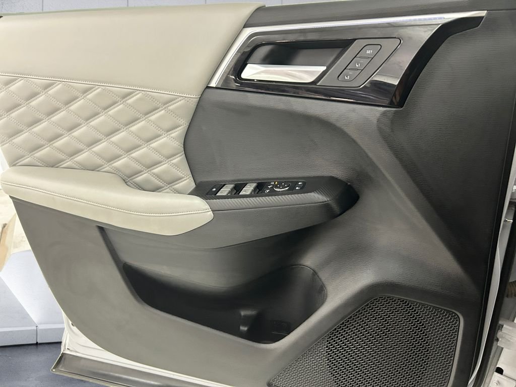 Used 2023 White Mitsubishi SEL image 12