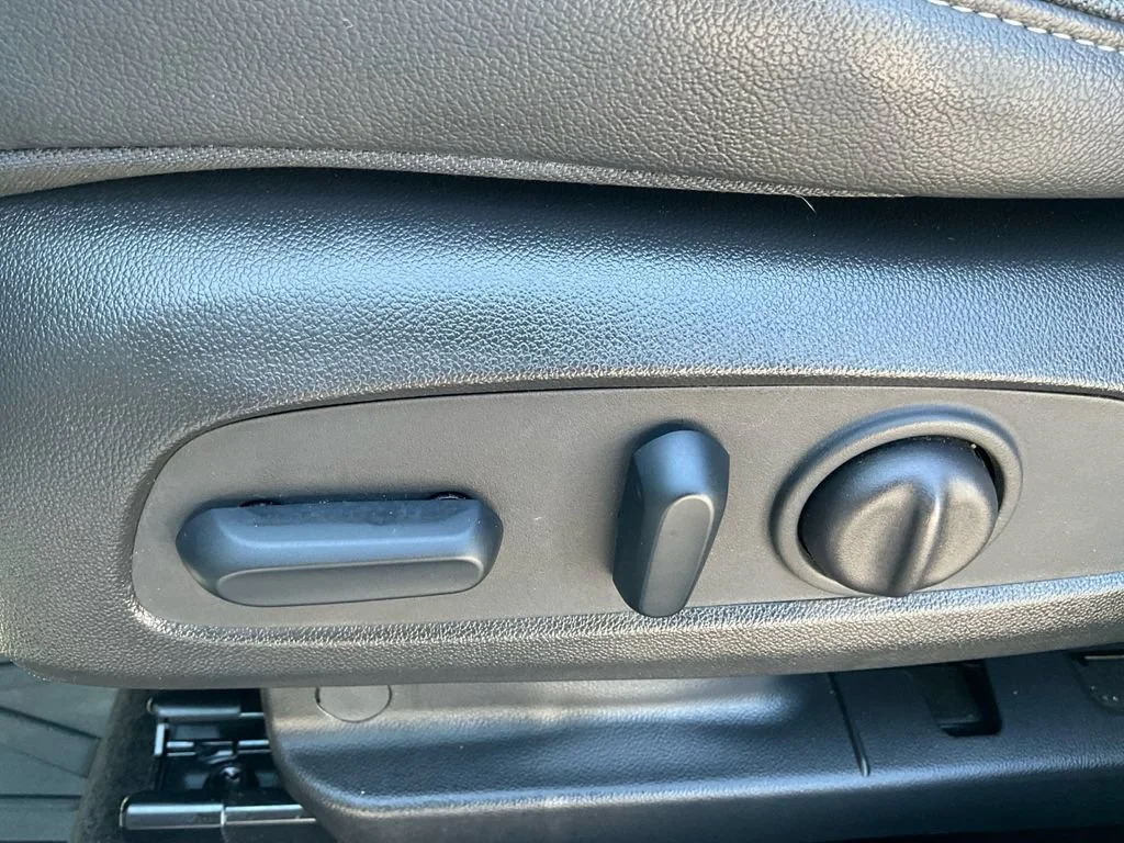 Used 2023 WHITE FROST TRICOAT Buick Essence image 29