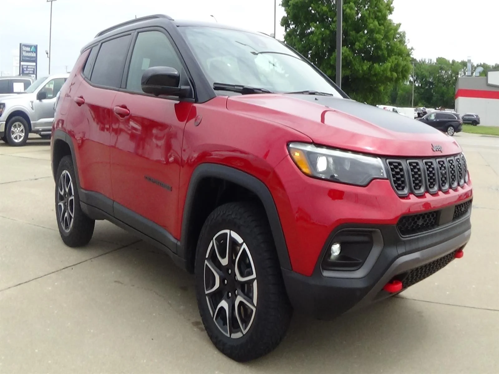 Certified Used 2024 Red Hot Pearl Coat (pr6) Jeep Trailhawk image 4