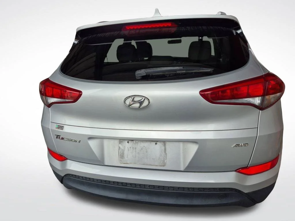 Used 2018 Silver Hyundai SEL image 2