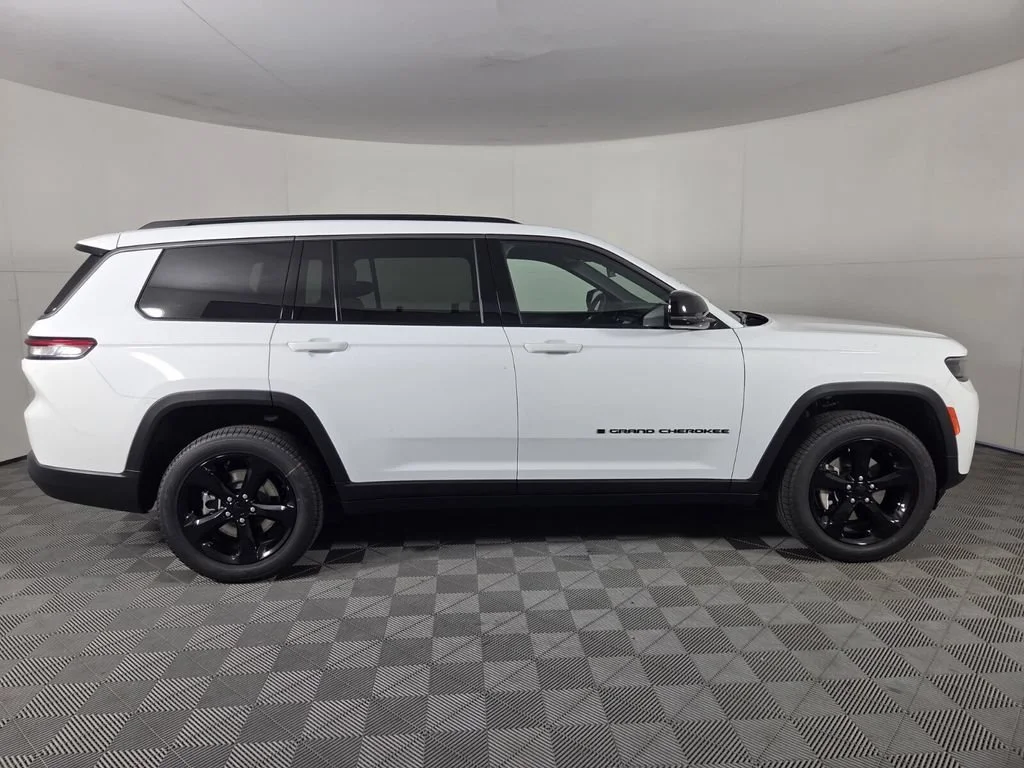 New 2026 Bright White Clear-Coat Exterior Paint Jeep Limited image 5