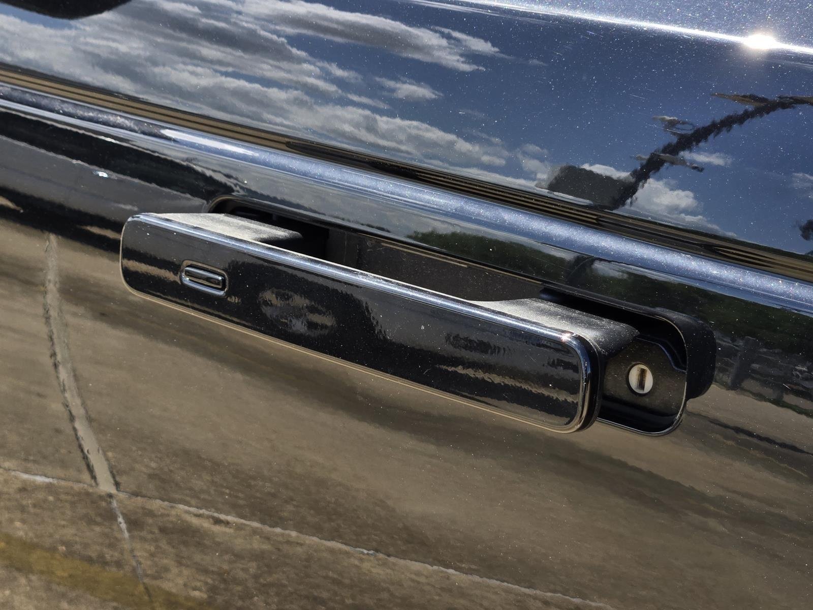 New 2025 Santorini Black Land Rover Dynamic SE image 8