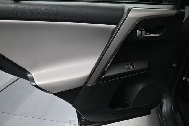 Used 2018 Gray Toyota XLE image 11