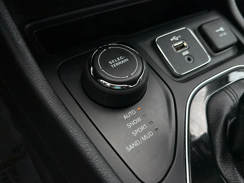 Used 2020 Slate Blue Pearlcoat Jeep Limited image 31