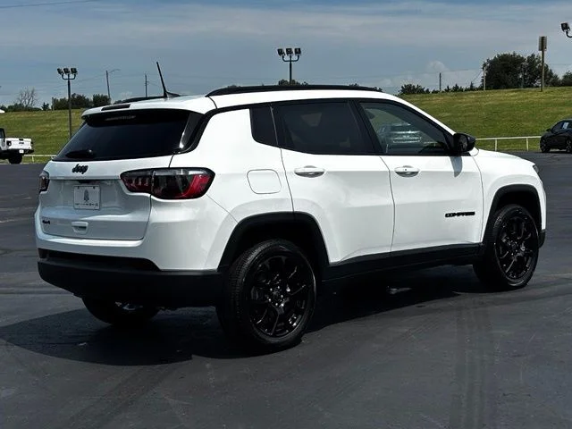 New 2026 Bright White Clear-Coat Exterior Paint Jeep Latitude image 7