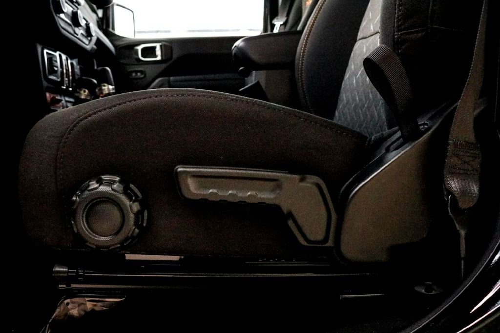 New 2025 Black Clear-Coat Exterior Paint Jeep Mojave image 8