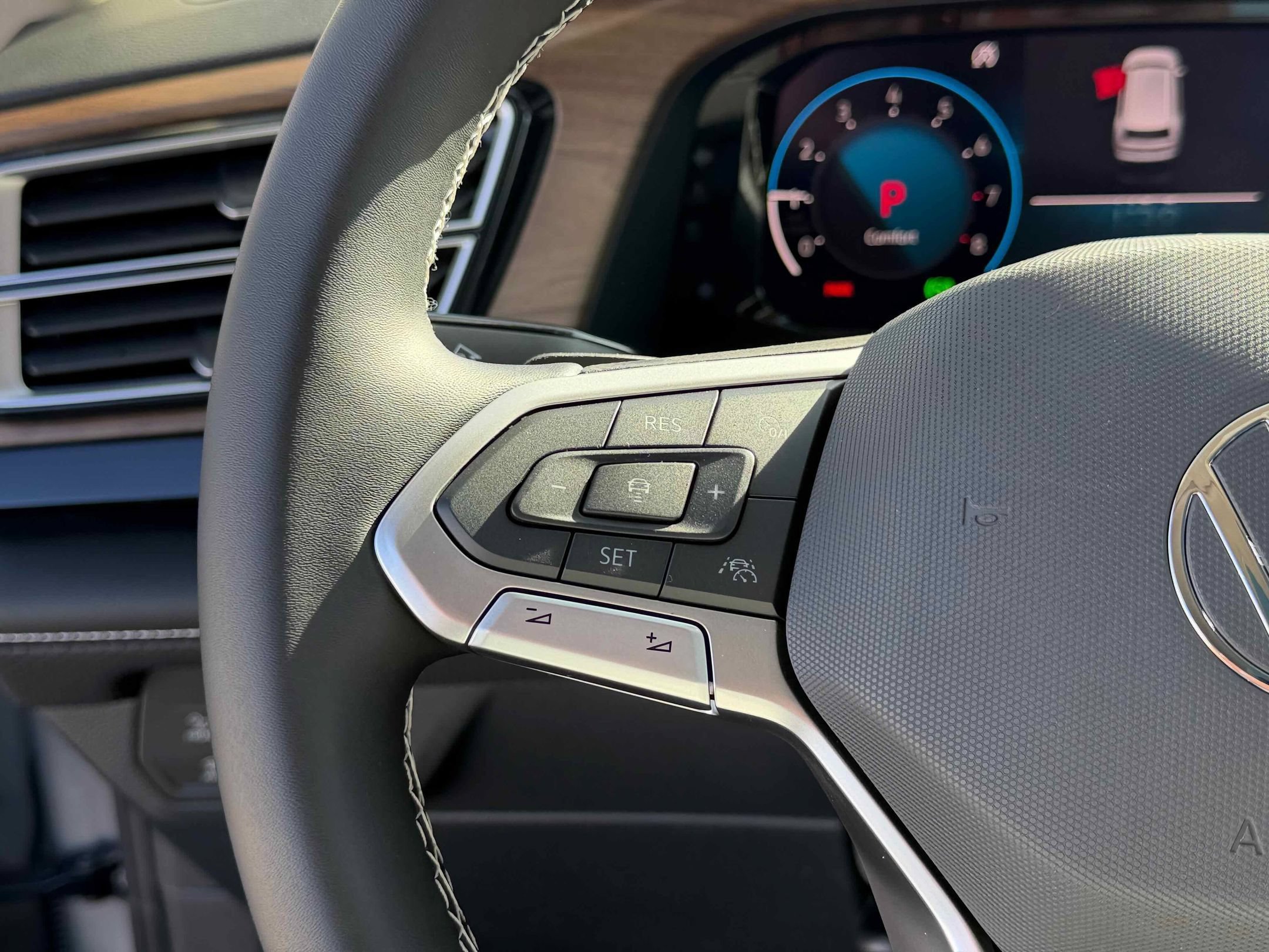 New 2026 Silver Mist Volkswagen 2.0T SE w/Technology image 18