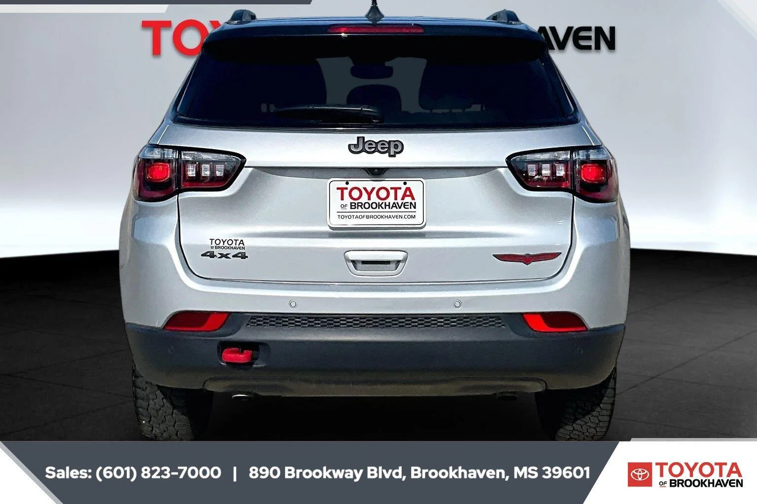 Used 2026 Silver Zynith Metallic Clearcoat Jeep Trailhawk image 4