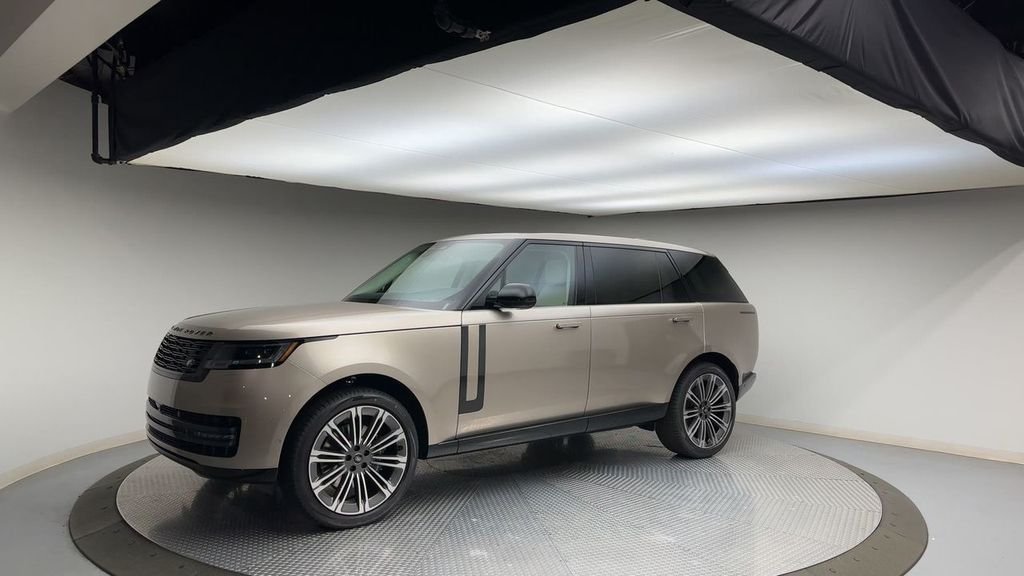 Used 2024  Land Rover SE image 4