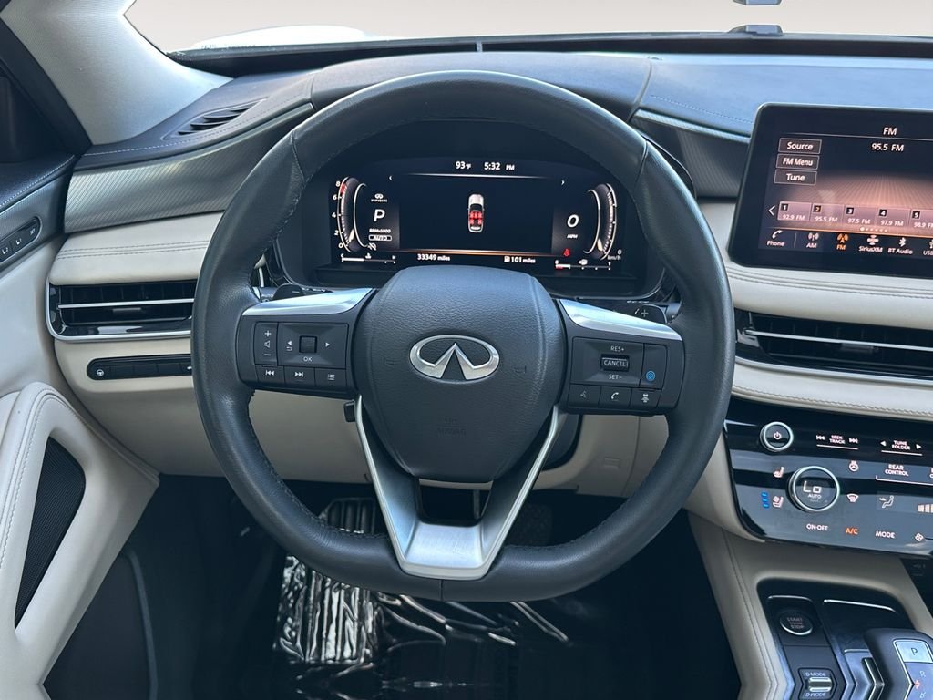 Used 2023 White INFINITI LUXE image 12