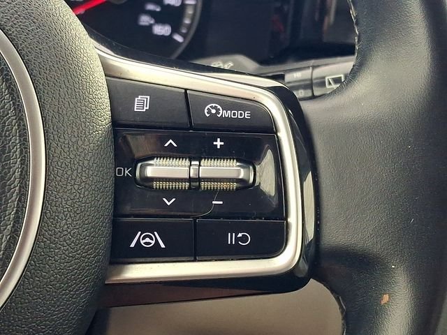 Used 2021 White Kia S image 25