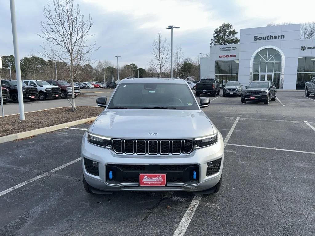 New 2024 Silver Zynith Exterior Paint Jeep Overland 4xe image 2