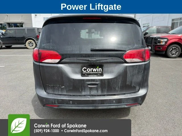 Used 2018 Gray Chrysler Touring L image 5