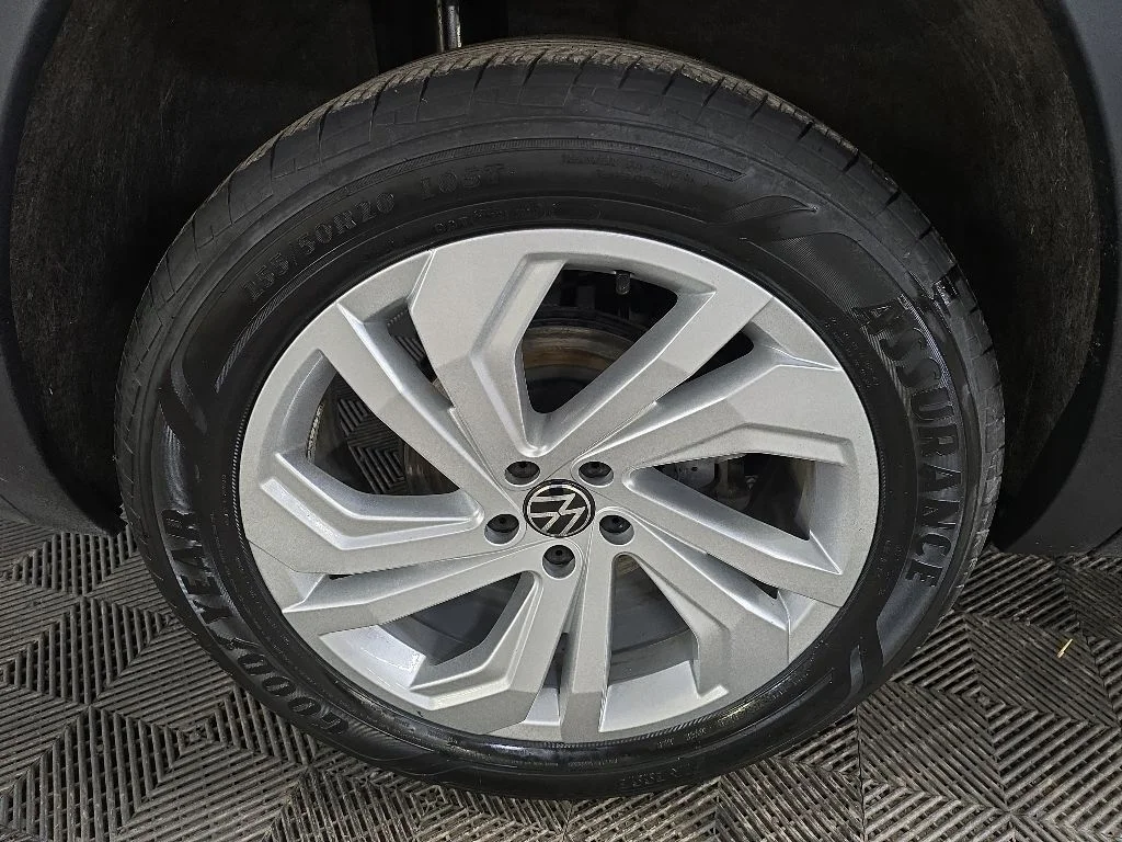 Used 2023 Black Volkswagen 3.6L V6 SE w/Technology image 13