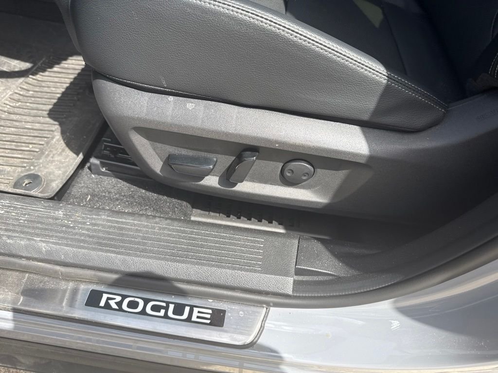 Used 2025 Gray Nissan SL image 9