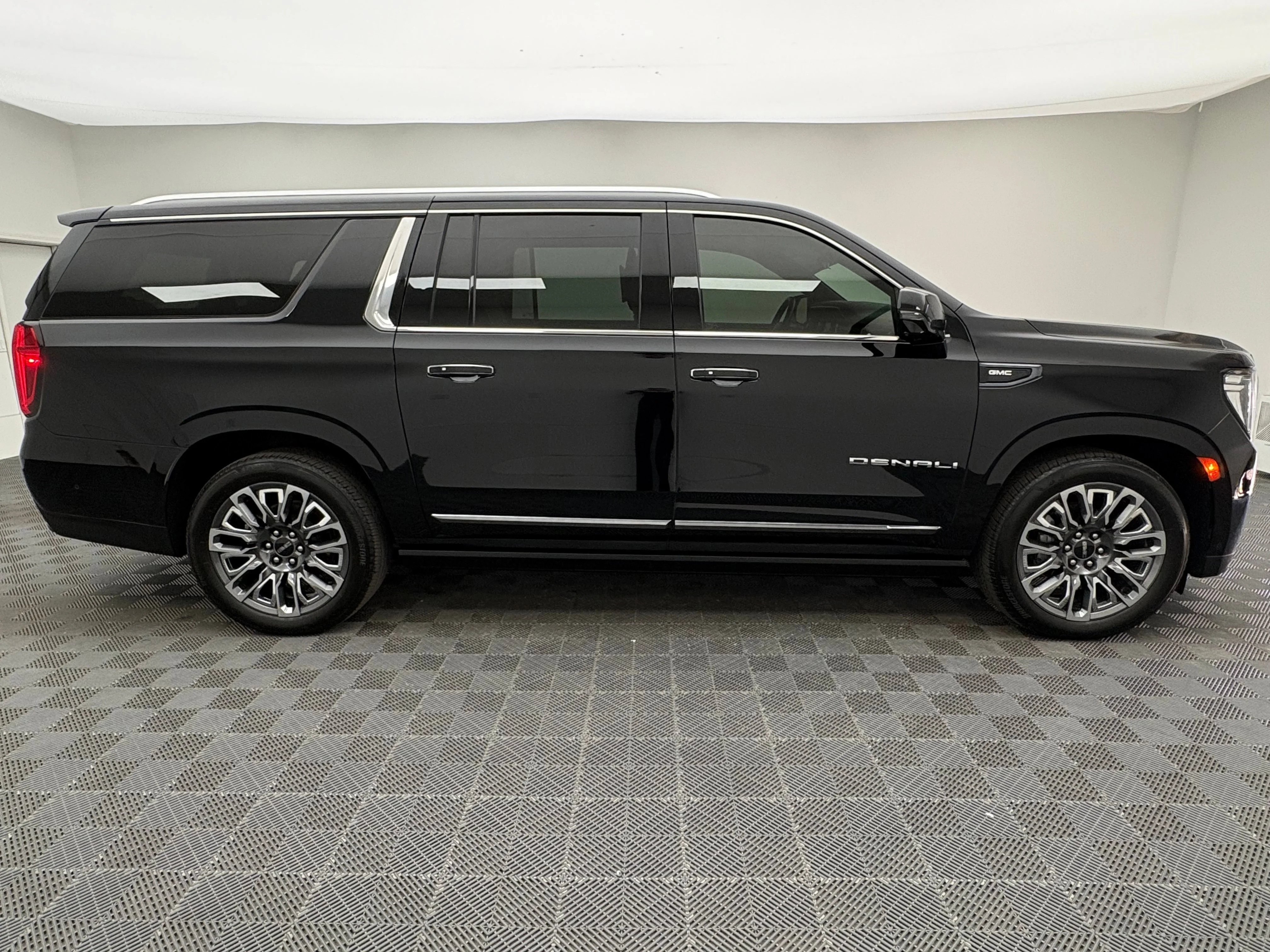 Used 2023 Onyx Black GMC Denali Ultimate image 8