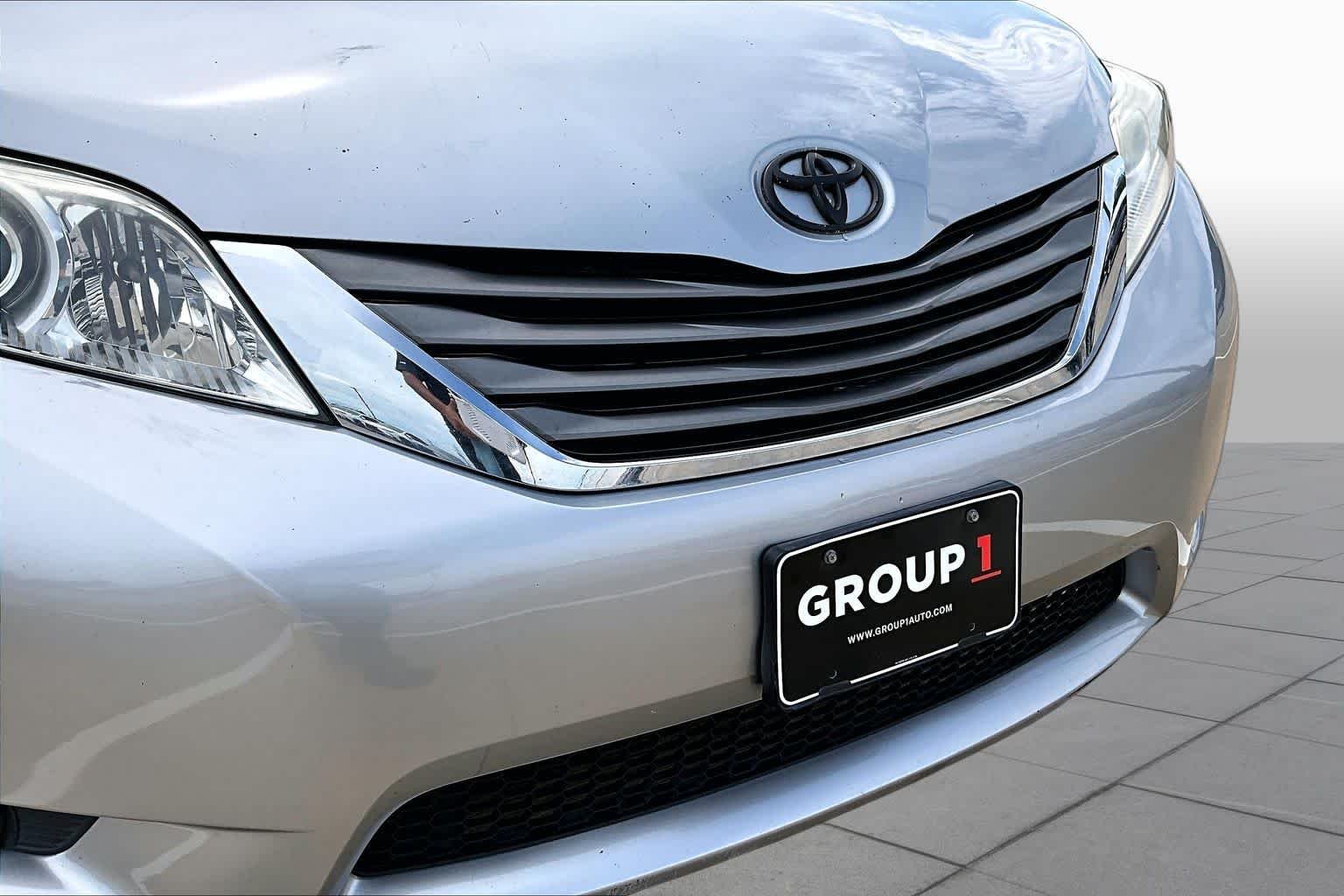 Used 2013 Silver Sky Metallic Toyota XLE image 27