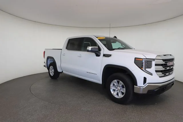 Used 2023 White GMC SLE image 29