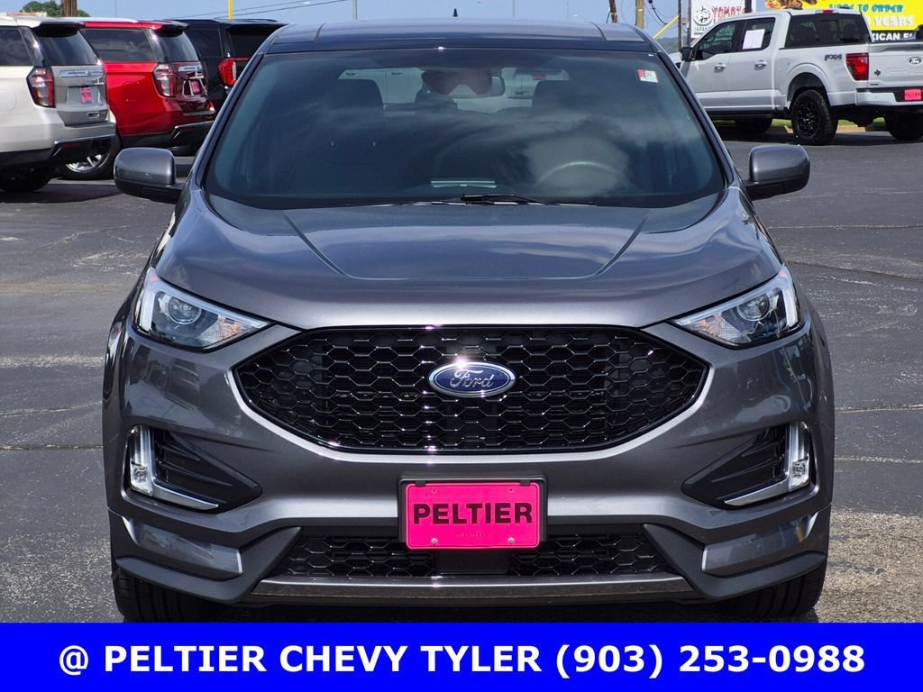 Used 2023  Ford SEL image 2