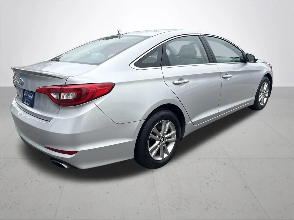 Used 2016 Silver Hyundai SE image 6