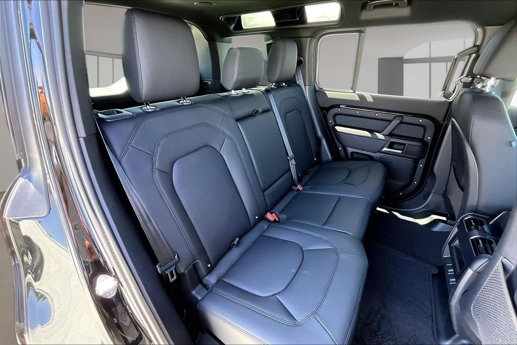 New 2026 SANTORINI BLACK Land Rover X-Dynamic SE image 10