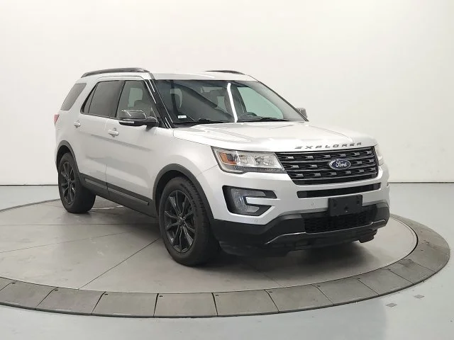 Used 2017 Ingot Silver Metallic Ford XLT image 3