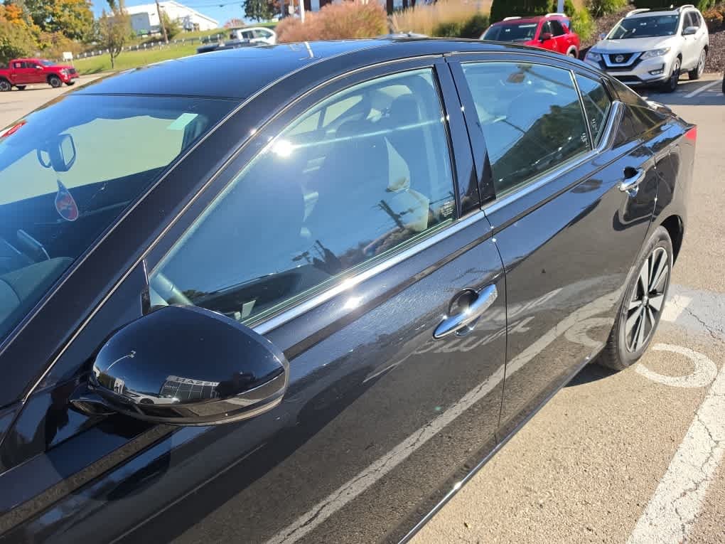 Used 2019 Super Black Nissan 2.5 SL image 2