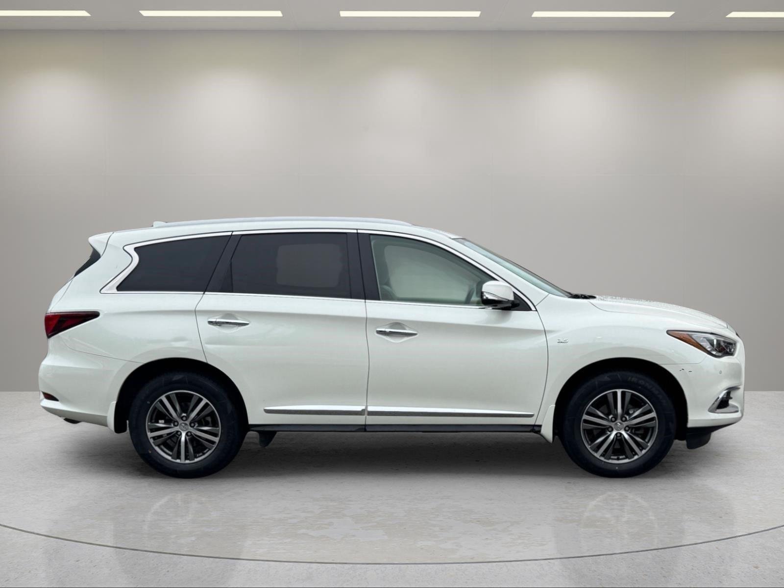 Used 2020 Majestic White INFINITI LUXE image 6
