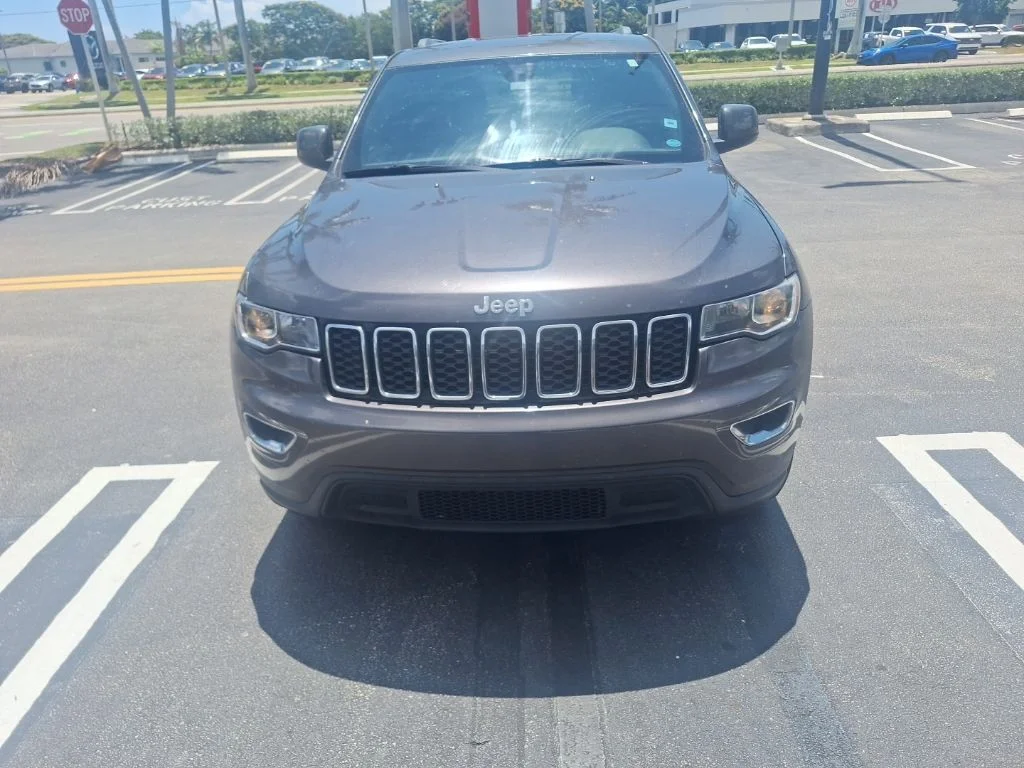 Used 2018 Gray Jeep Laredo E image 3