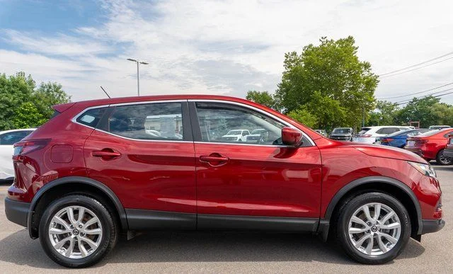 Used 2022 Red Nissan S image 5