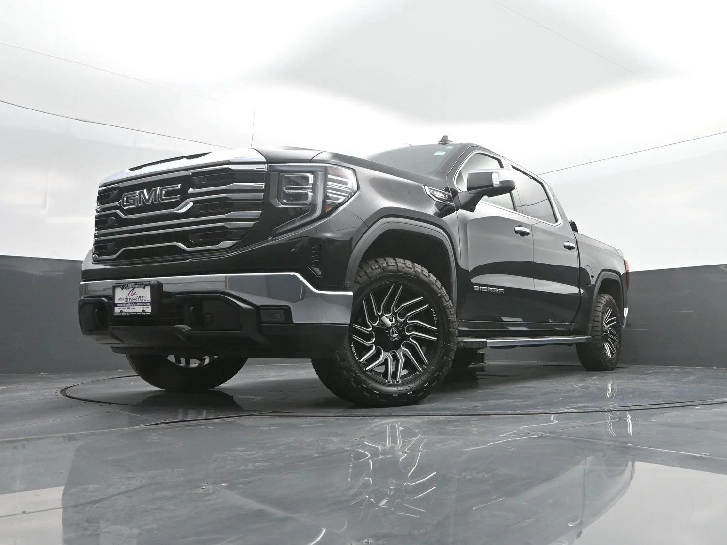 Used 2023 ONYX BLACK GMC SLT image 45