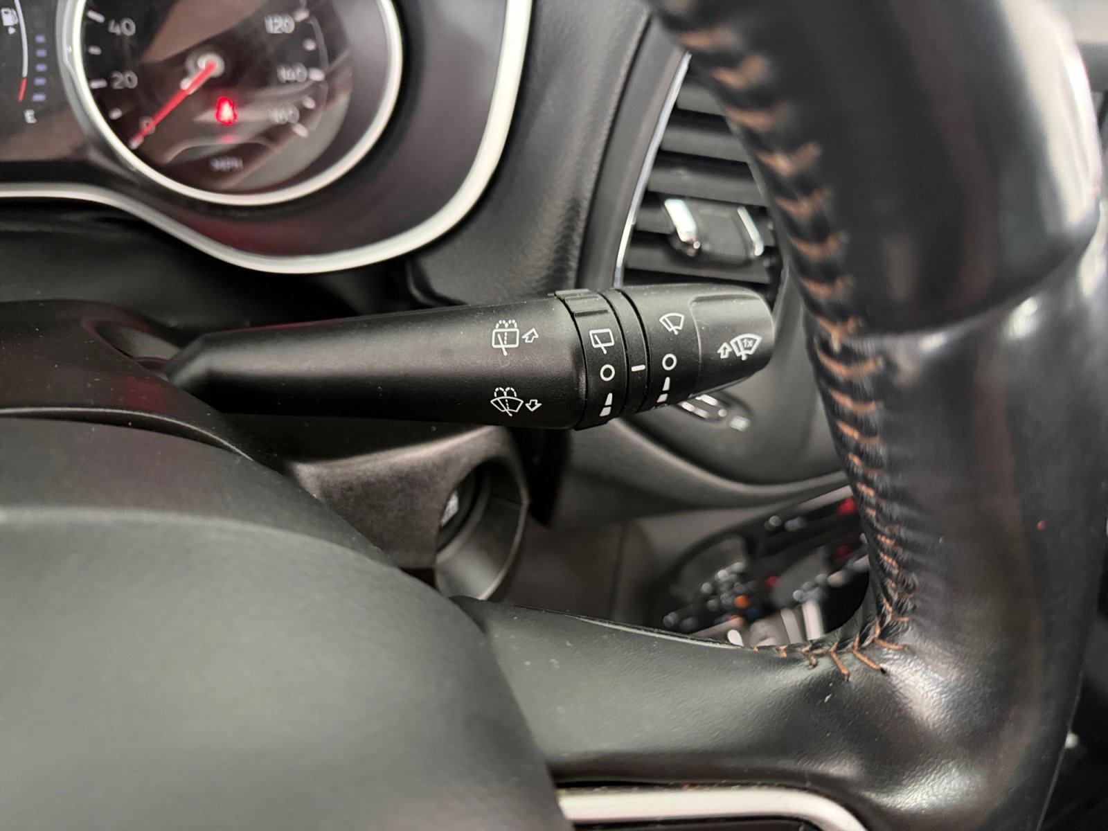 Used 2019 Diamond Black Crystal Pearlcoat Jeep Latitude image 14