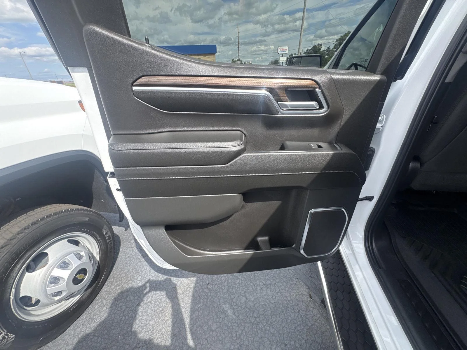 Used 2023 Summit White Chevrolet LT image 12