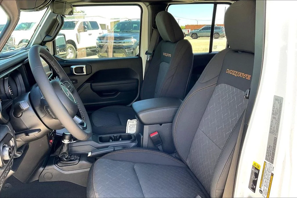 New 2026 Bright White Clear-Coat Exterior Paint Jeep Mojave image 8