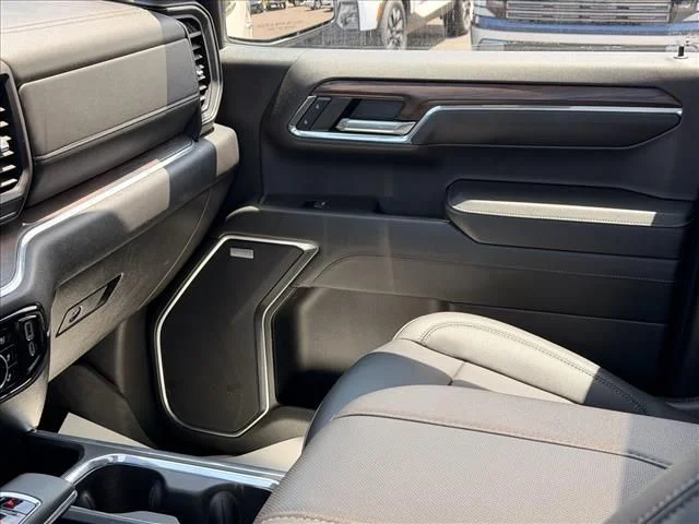 Used 2024 White GMC SLT image 19