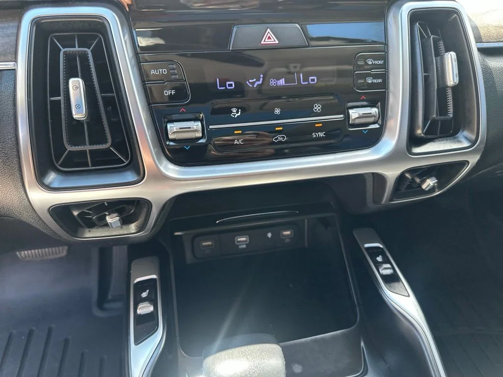 Used 2023 White Kia X-Line S image 18