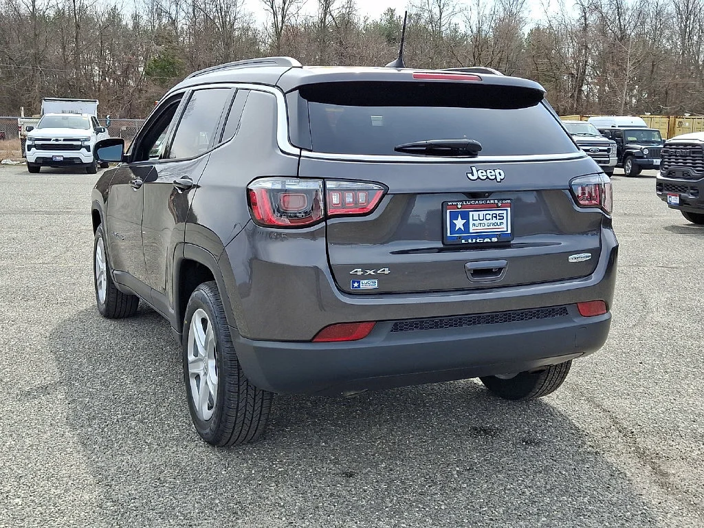 Used 2023 Granite Crystal Metallic Clearcoat Jeep Latitude image 9